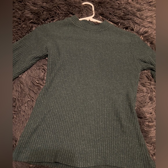 Forest Green long sleeve perfect for the cold weather! - Picture 1 of 7